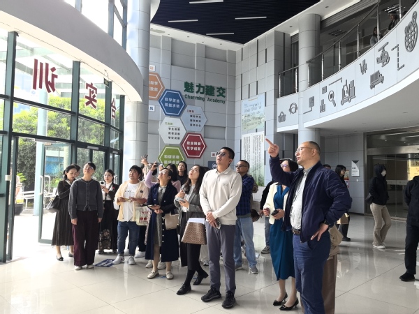 武漢市東西湖職業(yè)技術(shù)學(xué)校領(lǐng)導(dǎo)一行來校參觀交流